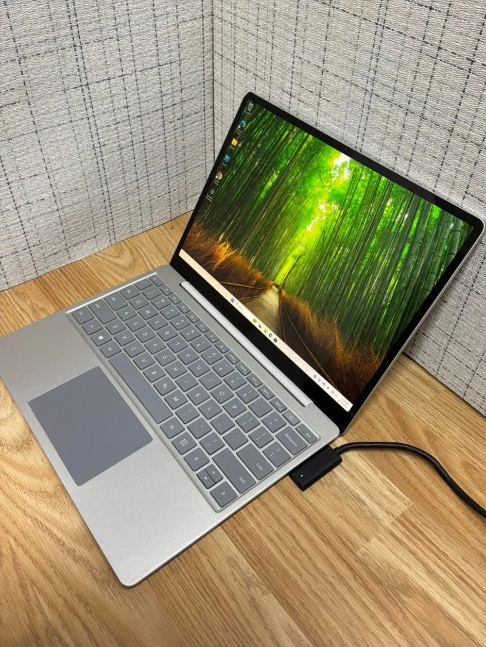 Microsoft Surface Laptop Go i5-1035G1 8GB RAM 128GB SSD Touch Win11 + Charger